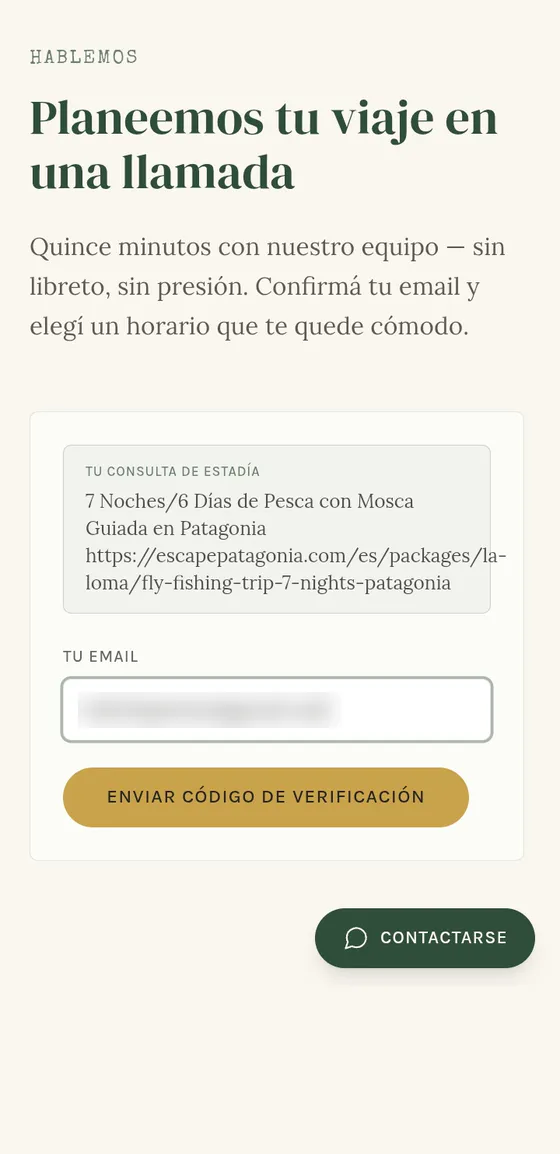 Móvil con el formulario de Escape Patagonia para planear el viaje en una llamada: la consulta de estadía y el campo del correo, con el botón para enviar el código de verificación.