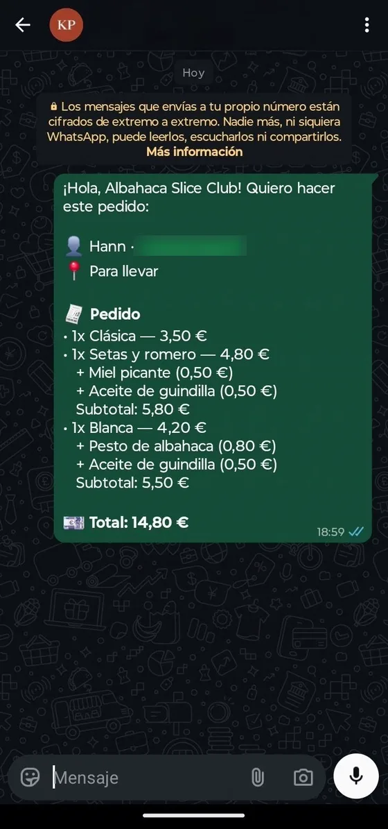 Chat de WhatsApp con el pedido completo: tres pizzas con sus extras, para llevar, total 14,80 euros.